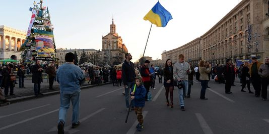 ATTAQUE D'UN CENTRE CULTUREL RUSSE PAR DES NEO-NAZIS UKRAINIENS 1 ATTAQUE D'UN CENTRE CULTUREL RUSSE PAR DES NEO-NAZIS UKRAINIENS