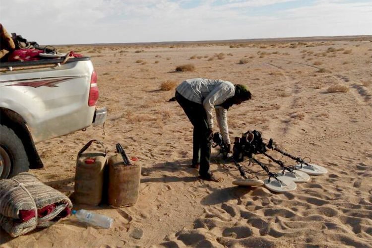5 CÉLÈBRES HOMMES D'AFFAIRES ALGÉRIENS EXPLOITENT PLEINEMENT DES SUBSAHARIENS DANS LA FOUILLE ILLÉGALE ET LE PILLAGE DE L'OR DANS LE DÉSERT 1 5 CÉLÈBRES HOMMES D'AFFAIRES ALGÉRIENS EXPLOITENT PLEINEMENT DES SUBSAHARIENS DANS LA FOUILLE ILLÉGALE ET LE PILLAGE DE L'OR DANS LE DÉSERT