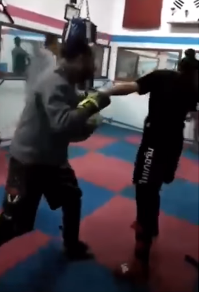 VIOLENCES ET BAGARRES ARRANGÉES/ INDIGNATIONS : APRÈS LE FOOTBALL, L’ATHLÉTISME ET D’AUTRES DISCIPLINES… VOICI LE TOUR DU MUAY-THAI OU UN COACH BOXE VIOLEMMENT UNE DE SES ÉLÈVES 1 VIOLENCES ET BAGARRES ARRANGÉES/ INDIGNATIONS : APRÈS LE FOOTBALL, L’ATHLÉTISME ET D’AUTRES DISCIPLINES… VOICI LE TOUR DU MUAY-THAI OU UN COACH BOXE VIOLEMMENT UNE DE SES ÉLÈVES