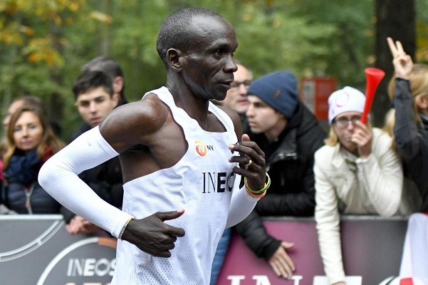 Le Kényan Kipchoge devient le premier homme à courir un marathon en moins de 2 heures 1 Le Kényan Kipchoge devient le premier homme à courir un marathon en moins de 2 heures
