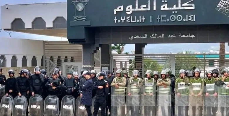 À Tétouan, les forces de l'ordre encerclent le campus des sciences pour exécuter une décision d'interdiction des activités estudiantines. 1 À Tétouan, les forces de l'ordre encerclent le campus des sciences pour exécuter une décision d'interdiction des activités estudiantines.