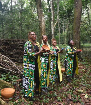 Analyse: L’eau et l’arbre sont au carrefour des sciences et des traditions et peuvent rassembler les humains quelle que soit leur culture 1 Analyse: L’eau et l’arbre sont au carrefour des sciences et des traditions et peuvent rassembler les humains quelle que soit leur culture