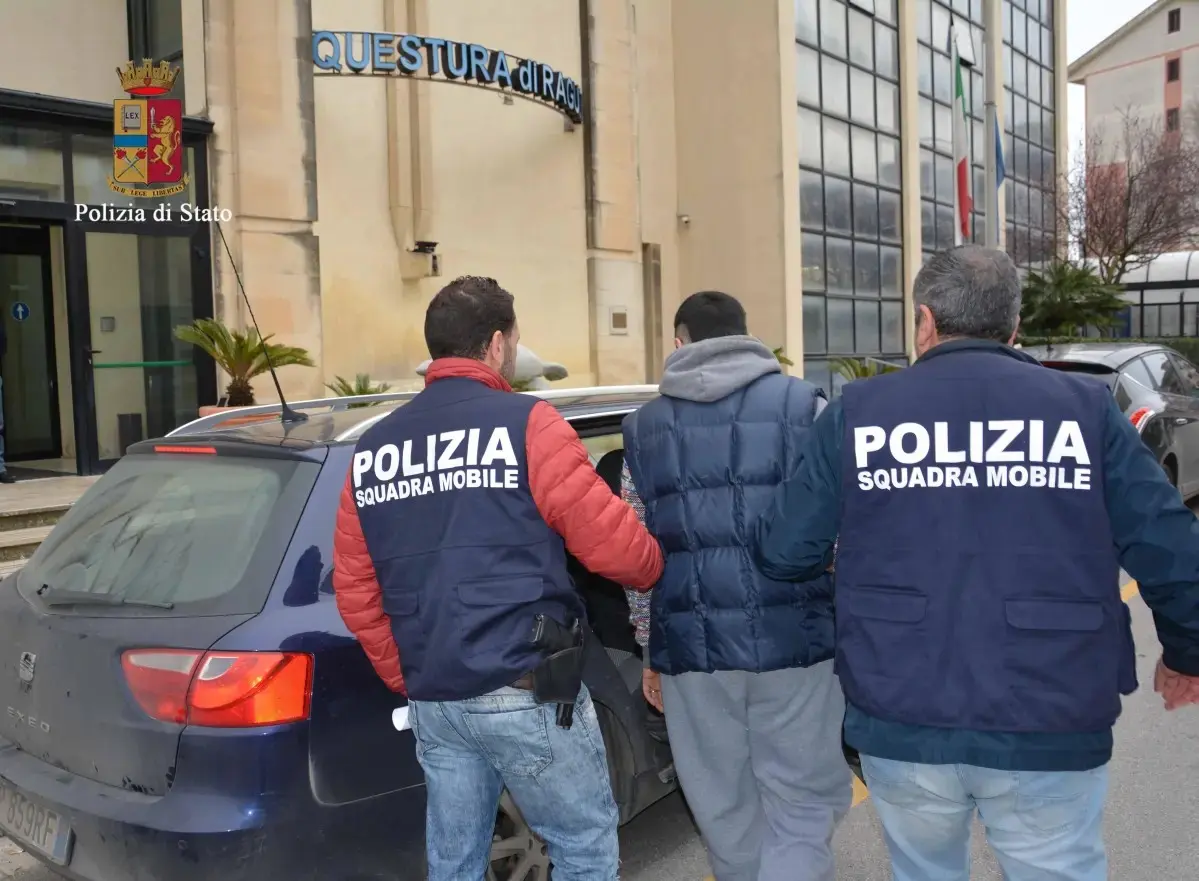 A Moroccan immigrant treacherously stabbed an Italian police officer