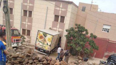 Une personne blessée a été transportée à l'hôpital de Bani Ansar après qu'un camion est entré en collision avec un bâtiment