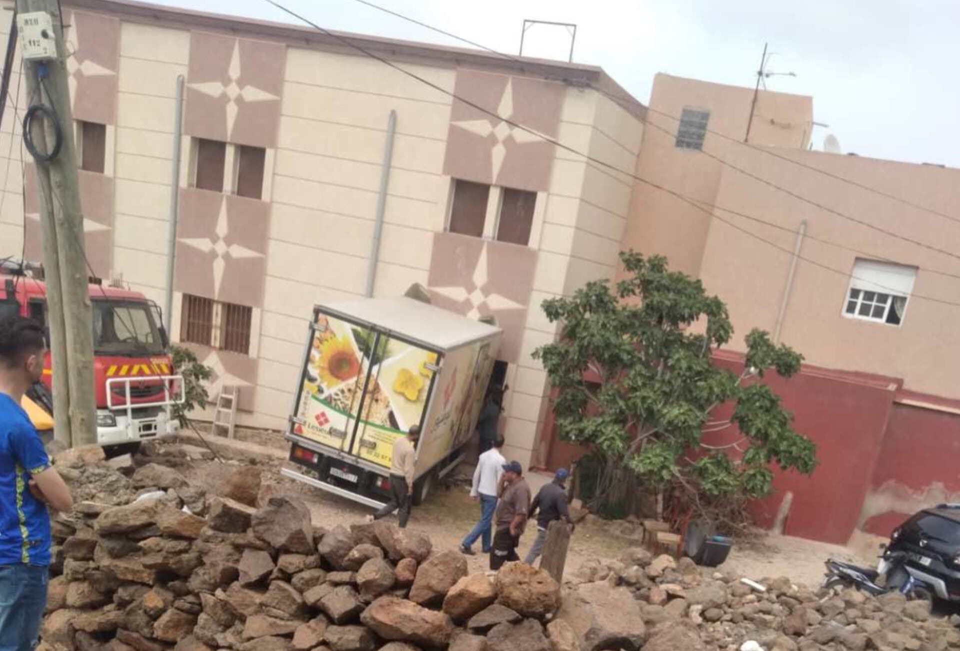 Une personne blessée a été transportée à l'hôpital de Bani Ansar après qu'un camion est entré en collision avec un bâtiment