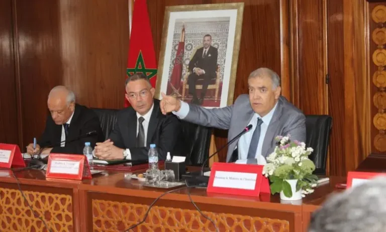 En présence de Lekjaa et Amehdiya, Laftit a présidé une réunion sur les préparatifs de la ville de Casablanca pour la Coupe du Monde 2030.