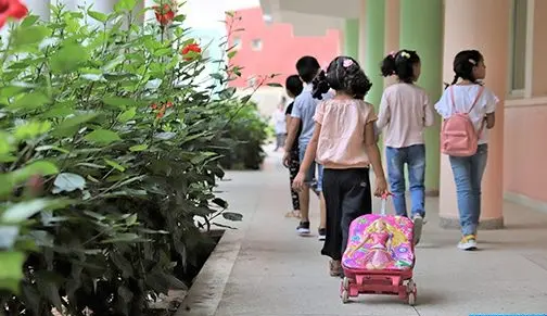 À chaque entrée à l’école. Qui se cache derrière la transmission des lettres d’inauguration ?