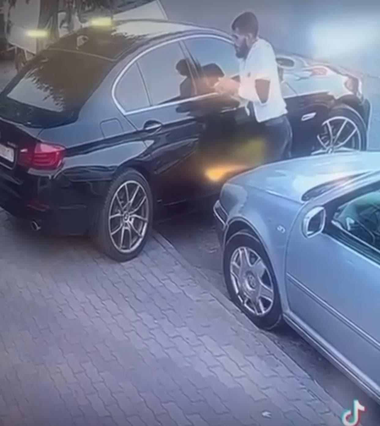 Agadir : Une vidéo d’un voleur dérobant le contenu d’une voiture circule sur les réseaux sociaux