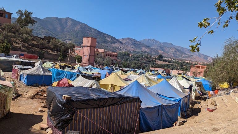 Al Haouz : Après un an… des tentes remplacent les mosquées démolies pour célébrer les prières