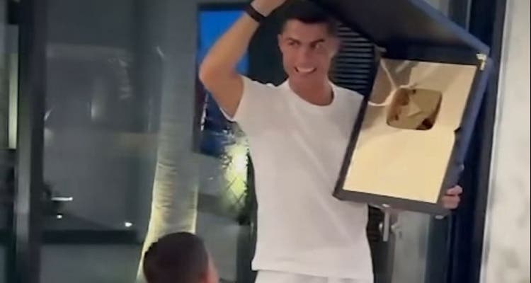 Cristiano Ronaldo reçoit le Bouclier d’Or quelques heures après avoir lancé sa chaîne YouTube