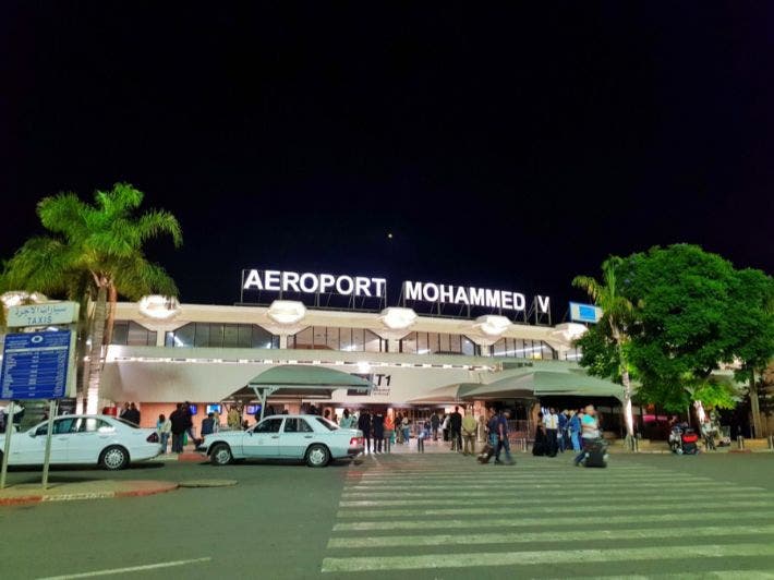 Des fraudeurs harcèlent les voyageuses en vendant des cartes SIM devant l’aéroport Mohammed V