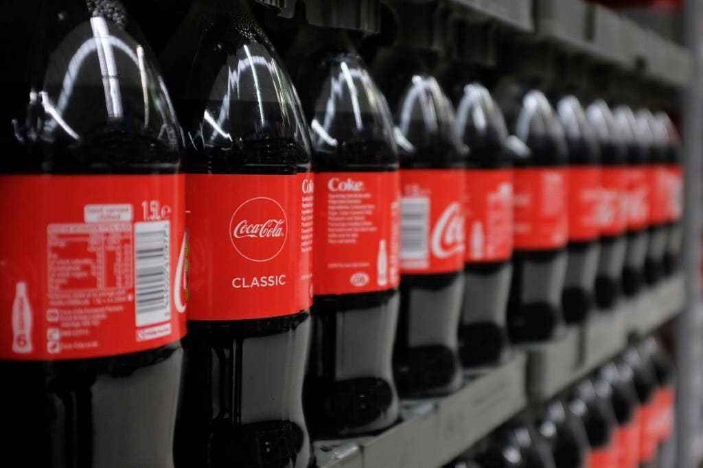 Des tests en laboratoire révèlent la présence de particules de plastique dans le « Coca-Cola » et le « Schweppes », et les entreprises se font discrètes