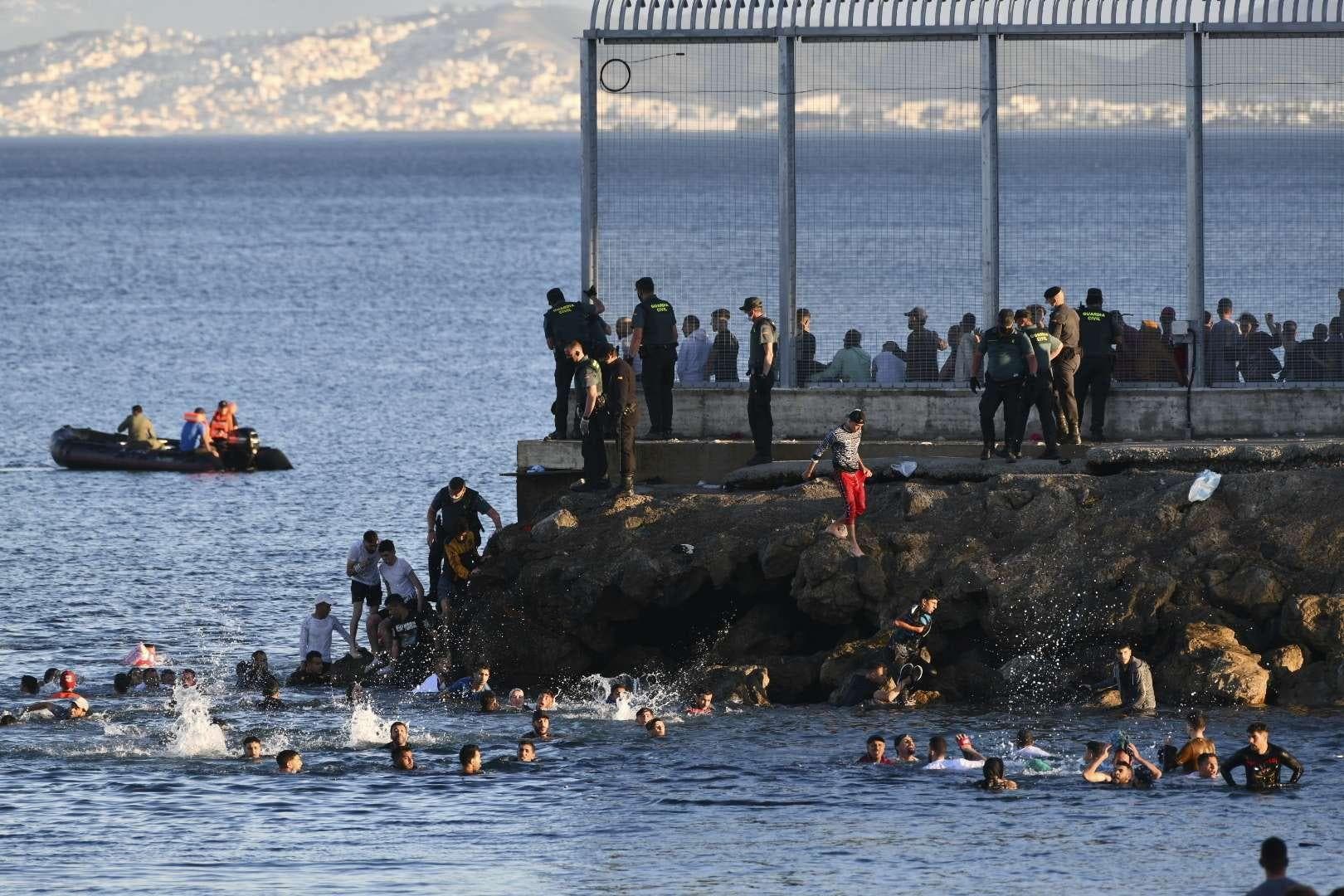 L’afflux de migrants vers Ceuta occupée mobilise les autorités marocaines et espagnoles