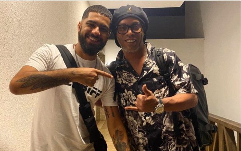 Le rappeur « Toto » reçoit un luxueux cadeau du joueur international Ronaldinho à l'occasion de son anniversaire