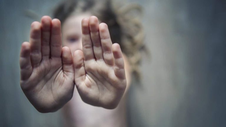 Le tribunal d'Al Hoceima a condamné à 40 ans de prison deux personnes accusées d'exploitation sexuelle et de chantage.