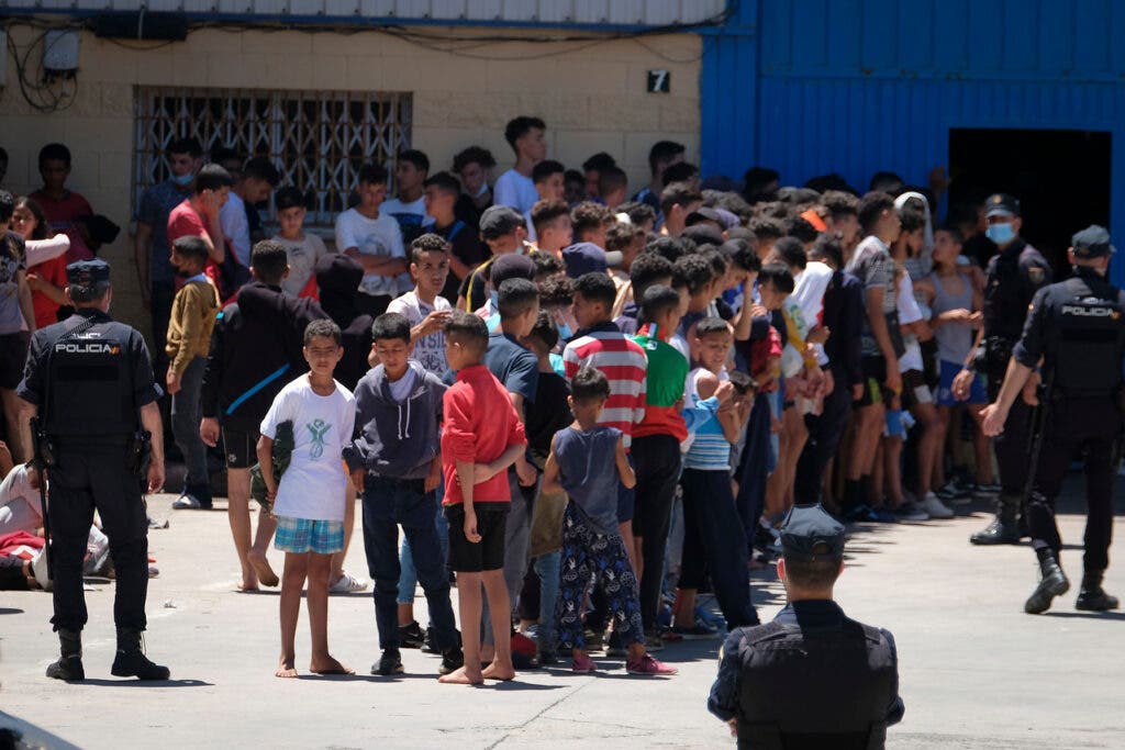 Les autorités de Ceuta occupées décident d’accueillir les mineurs passés par l’ancien hôpital militaire