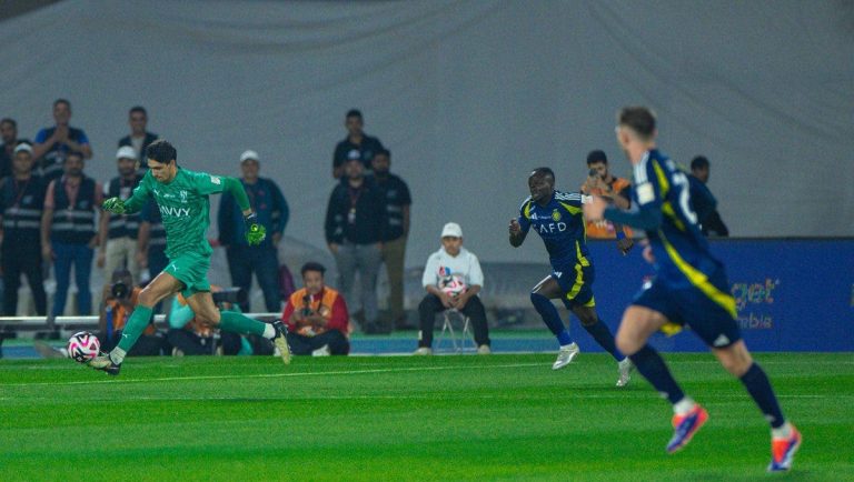 Regardez Yassine Bounou se transformer en milieu de terrain contre Al-Nassr Arabie Saoudite (vidéo)