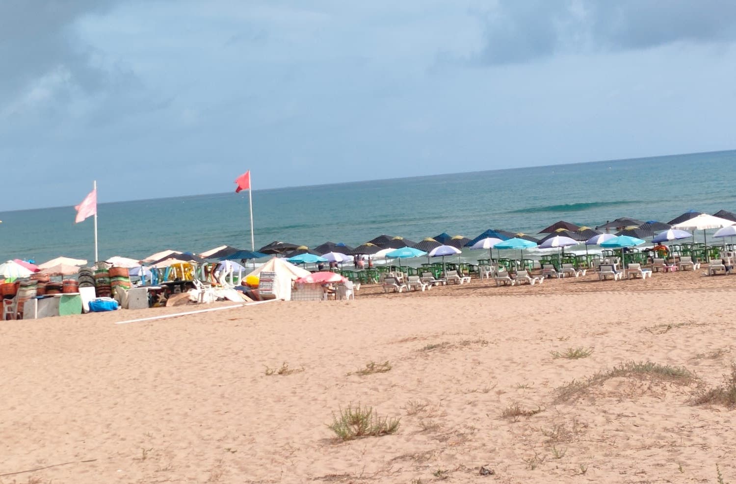 Saïdia.. Les propriétaires de locations de parasols se ruent vers les emplacements réservés aux vacanciers