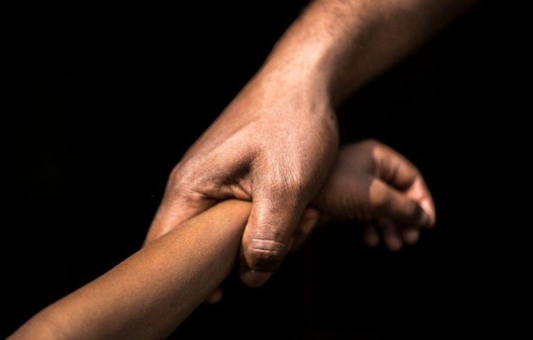Un crime qui a ébranlé les réseaux sociaux. Ils ont kidnappé un enfant et ont fait semblant de l'aider (photos)