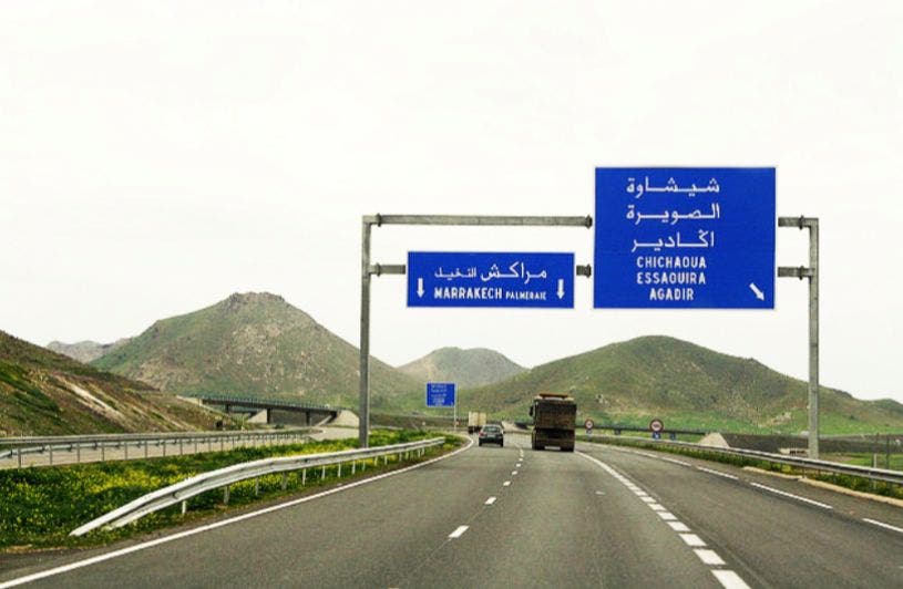 Agadir : Un citoyen africain « dérangé » lance des « autorot » sur des voitures (photo)