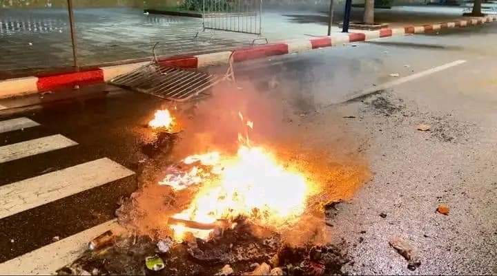 Vandalisme, chaos et incendies dans les rues… le « mouvement » terrorise les habitants de la ville de Fnideq