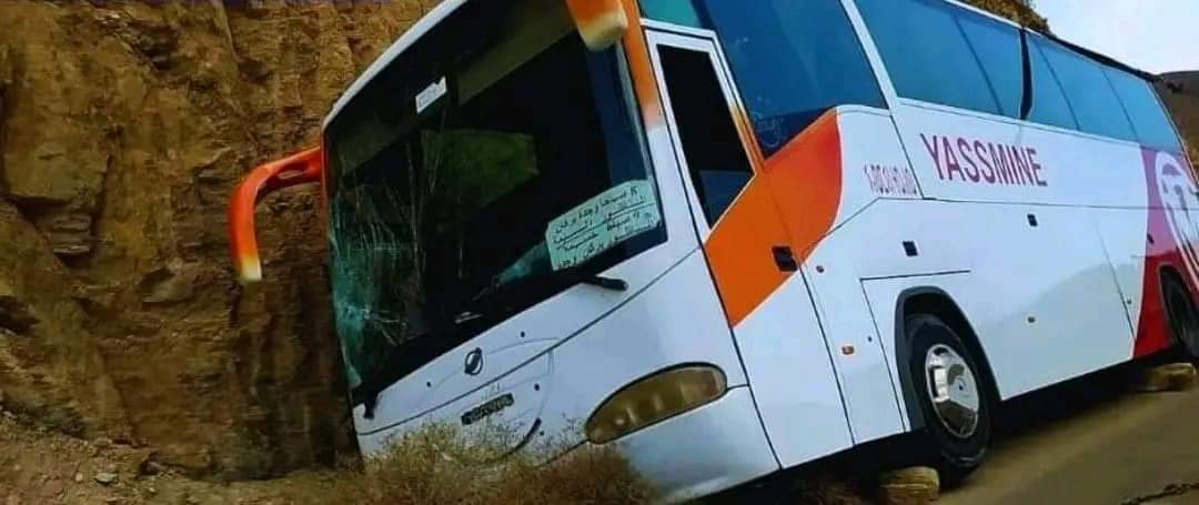 Blessés après le renversement d’un bus transportant des passagers à la périphérie de la province d’Al Hoceima (photos)