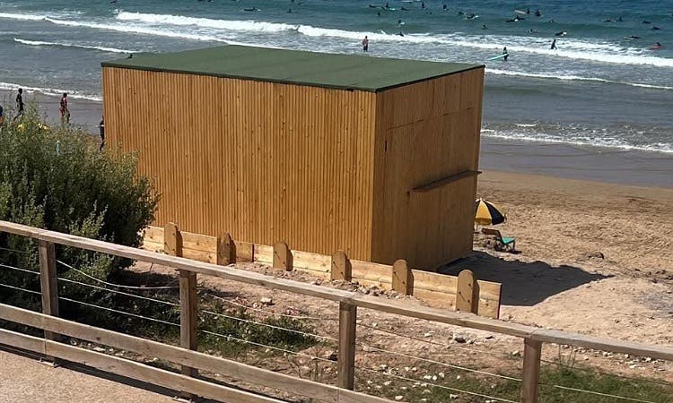 Agadir : Qui est responsable de la prolifération de « kiosques » aléatoires sur la plage Imourane ?