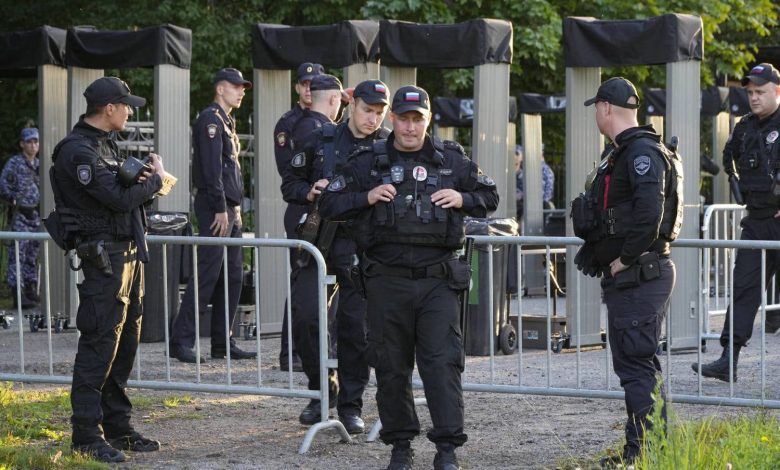 Avec Un Marteau Un Couteau Et Un Pistolet Un Enfant Attaque Une