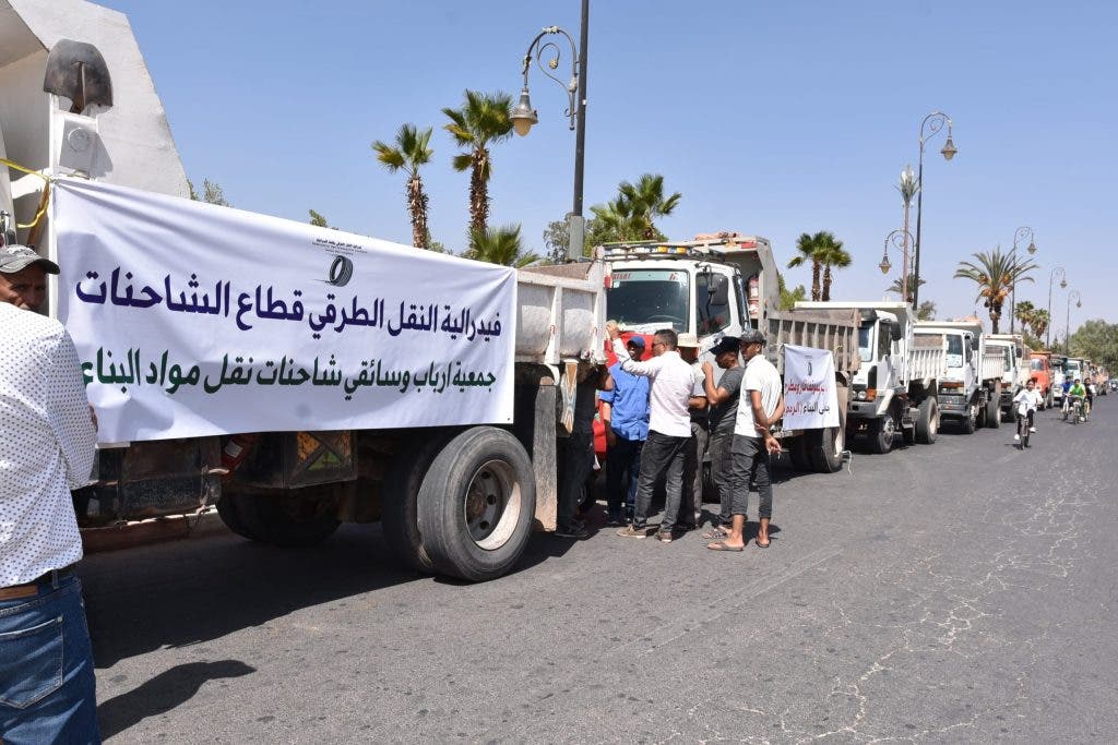 « Château de Sraghna »… les chauffeurs de camions de sable manifestent devant les ouvriers