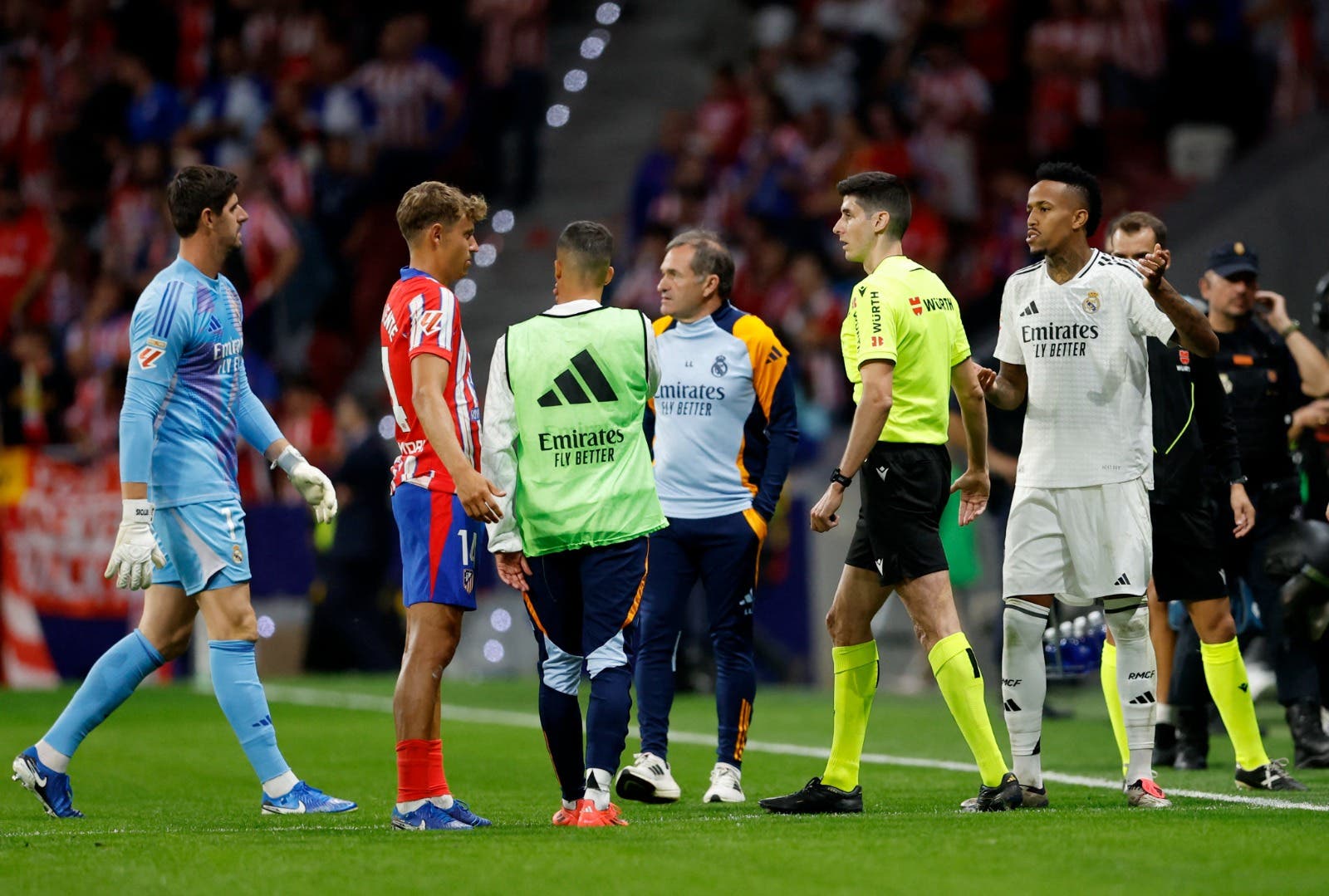 Des émeutes de supporters arrêtent le « derby de Madrid » entre l’Atletico et le Real Madrid