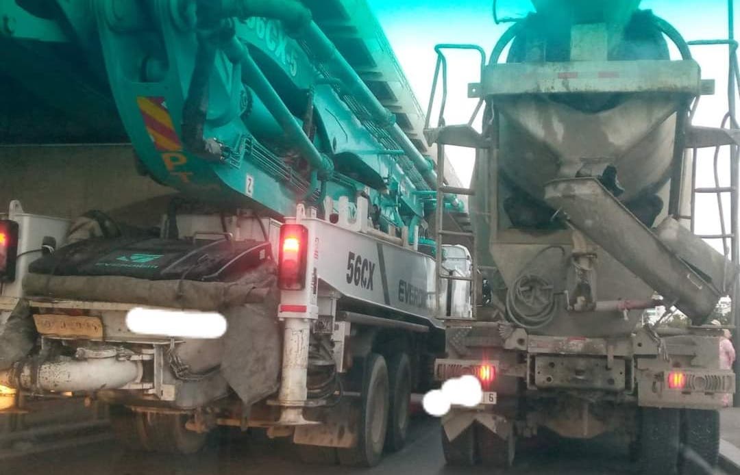 Les camions de ciment suscitent la colère des usagers de la route à cause de leurs déchets et de l’imprudence de leurs chauffeurs