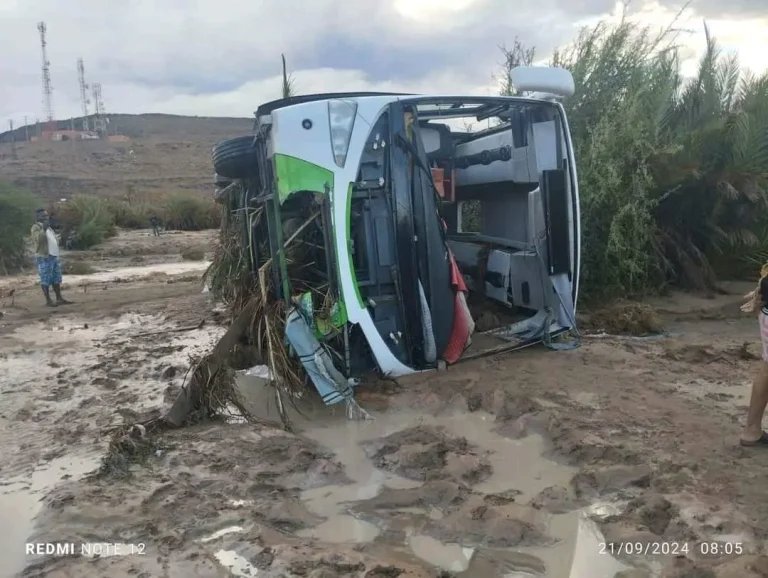 Les inondations emportent un bus, piégeant les habitants et submergeant les maisons... une nuit tragique à Tata