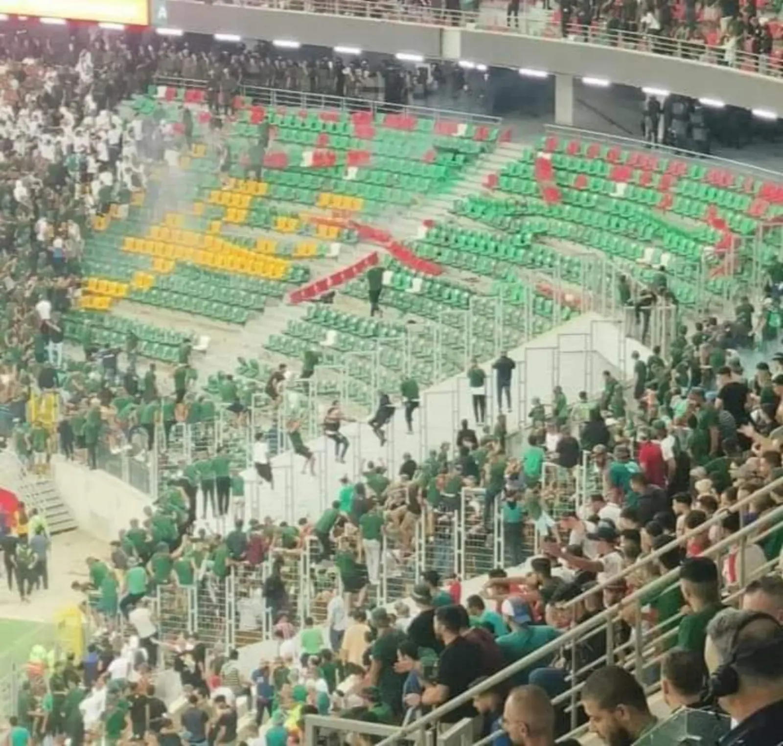 Les supporters du Mouloudia Alger sèment le chaos dans leur nouveau stade