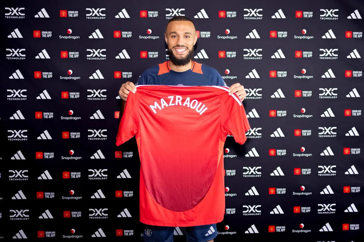 Noussair Mazraoui flirte avec les fans de Manchester United