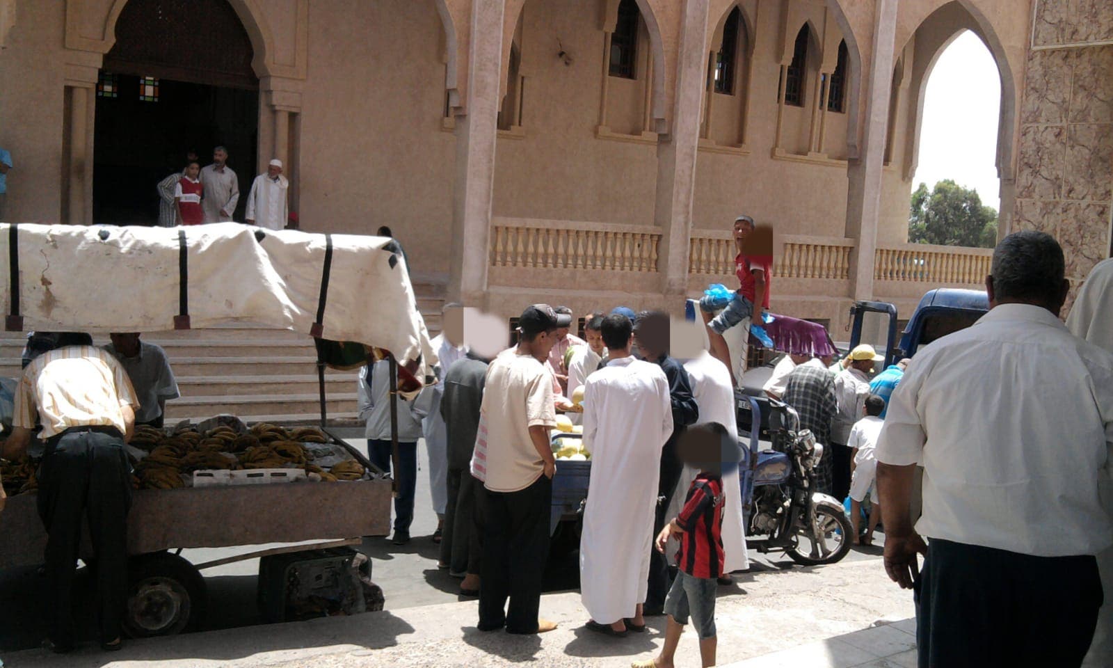 Settat.. Devant les maisons de Rahman, les voix des vendeurs s’élèvent au-dessus de la récitation du Coran