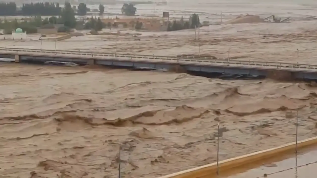 Tan-Tan : Des inondations torrentielles entourent un bus transportant des passagers. (Image)