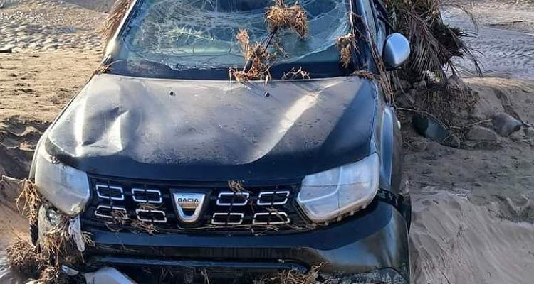 Tinghir.. Les inondations emportent la voiture du chef du quartier Nif, et l’habitant sauve miraculeusement ce dernier