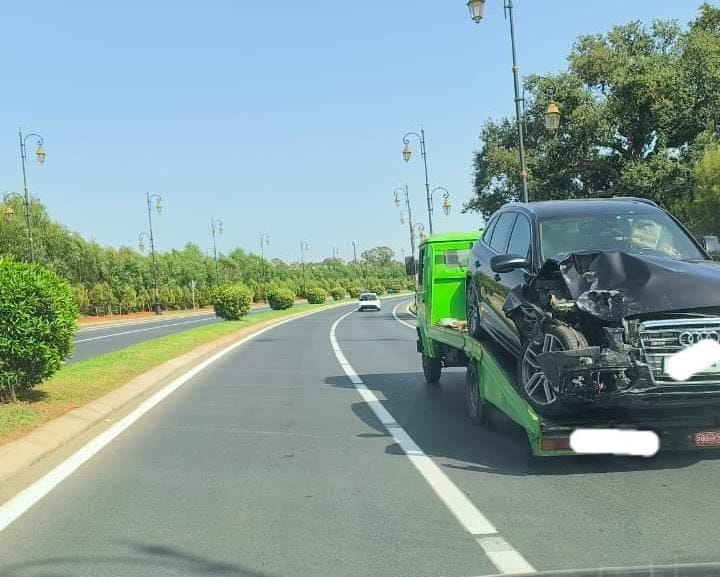 Un accident de la route normal sans blessé entre une voiture transportant Lakjaa et une autre voiture