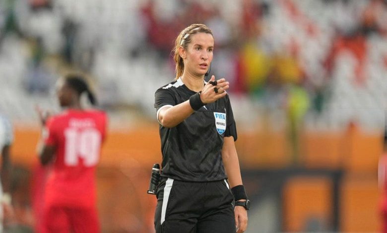Bouchra Karboubi figure sur la liste des meilleures arbitres féminines du monde pour l'année 2024 1 4 arbitres féminines marocaines figurent parmi la liste préliminaire des arbitres de la Ligue des Champions féminine de la CAF 2024
