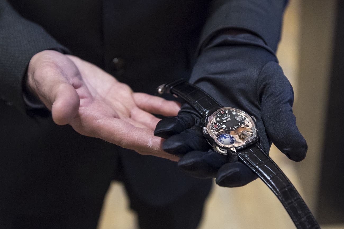 Al-Bayda : Une montre de luxe « volée » met en cause un « avocat » contre lequel un mandat de perquisition a été émis