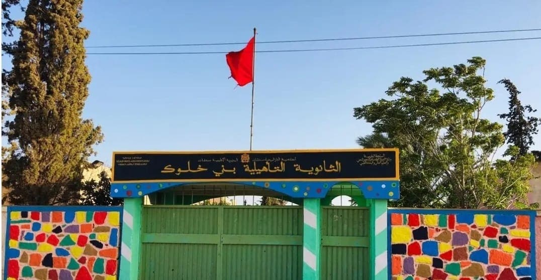 Devant le lycée Beni Khalouk à Settat… le chaos des motos menace l’espace éducatif