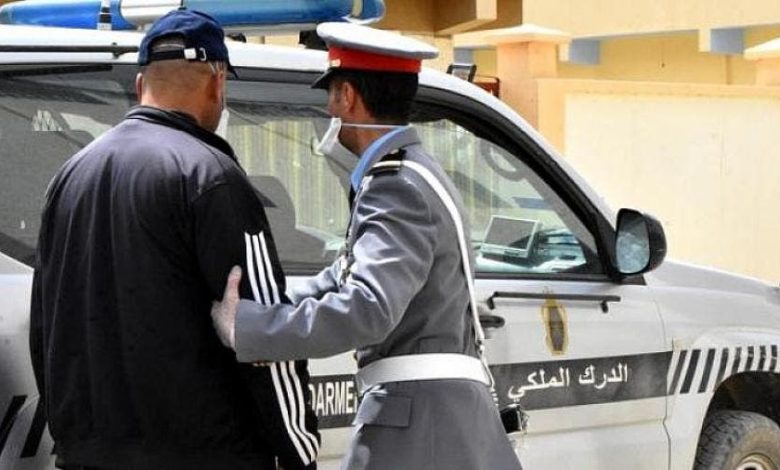 Jarada.. La Gendarmerie Royale saisit une voiture chargée de drogue et d'alcool 1 Jarada.. La Gendarmerie Royale saisit une voiture chargée de drogue et d'alcool