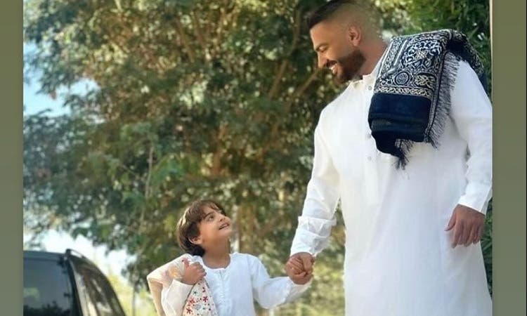 « Je lui ai appris à prier pour tout le monde. » Tamer Hosni accompagne son fils Adam pour accomplir les prières du vendredi.