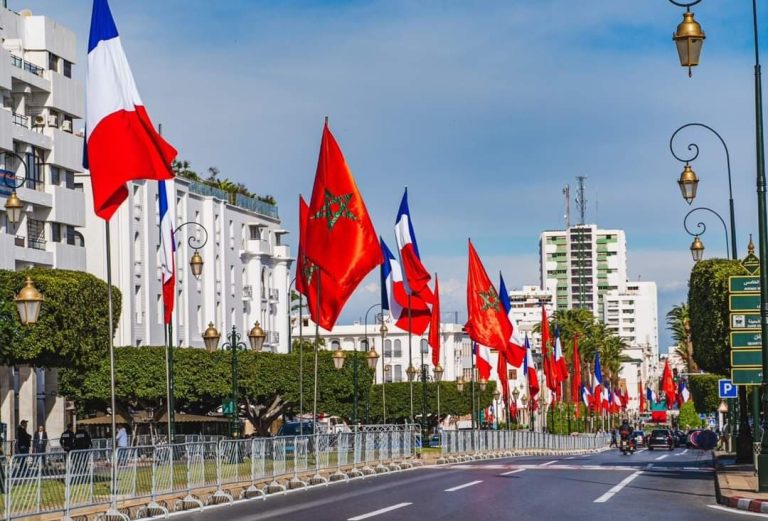 Les Marocains se rassemblent en masse dans les rues de Rabat pour accueillir l'hôte du Maghreb