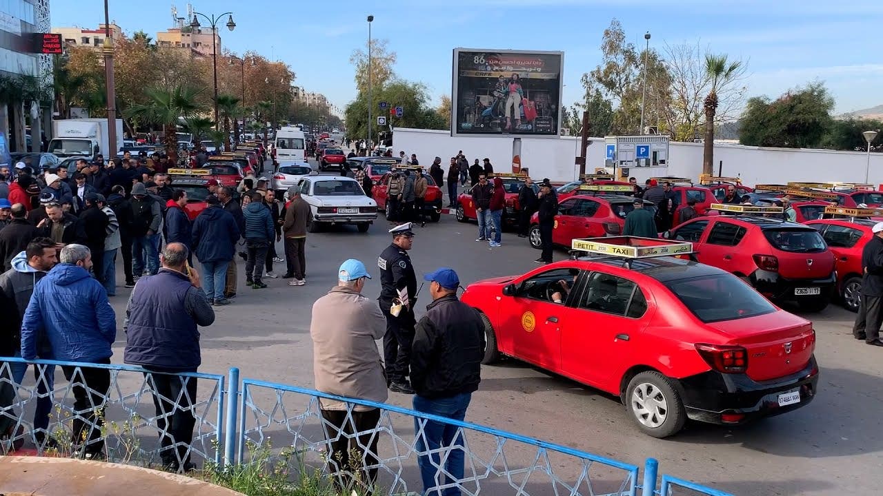 Les citoyens dénoncent les pratiques arbitraires des propriétaires de taxi à Fès et appellent les autorités à intervenir