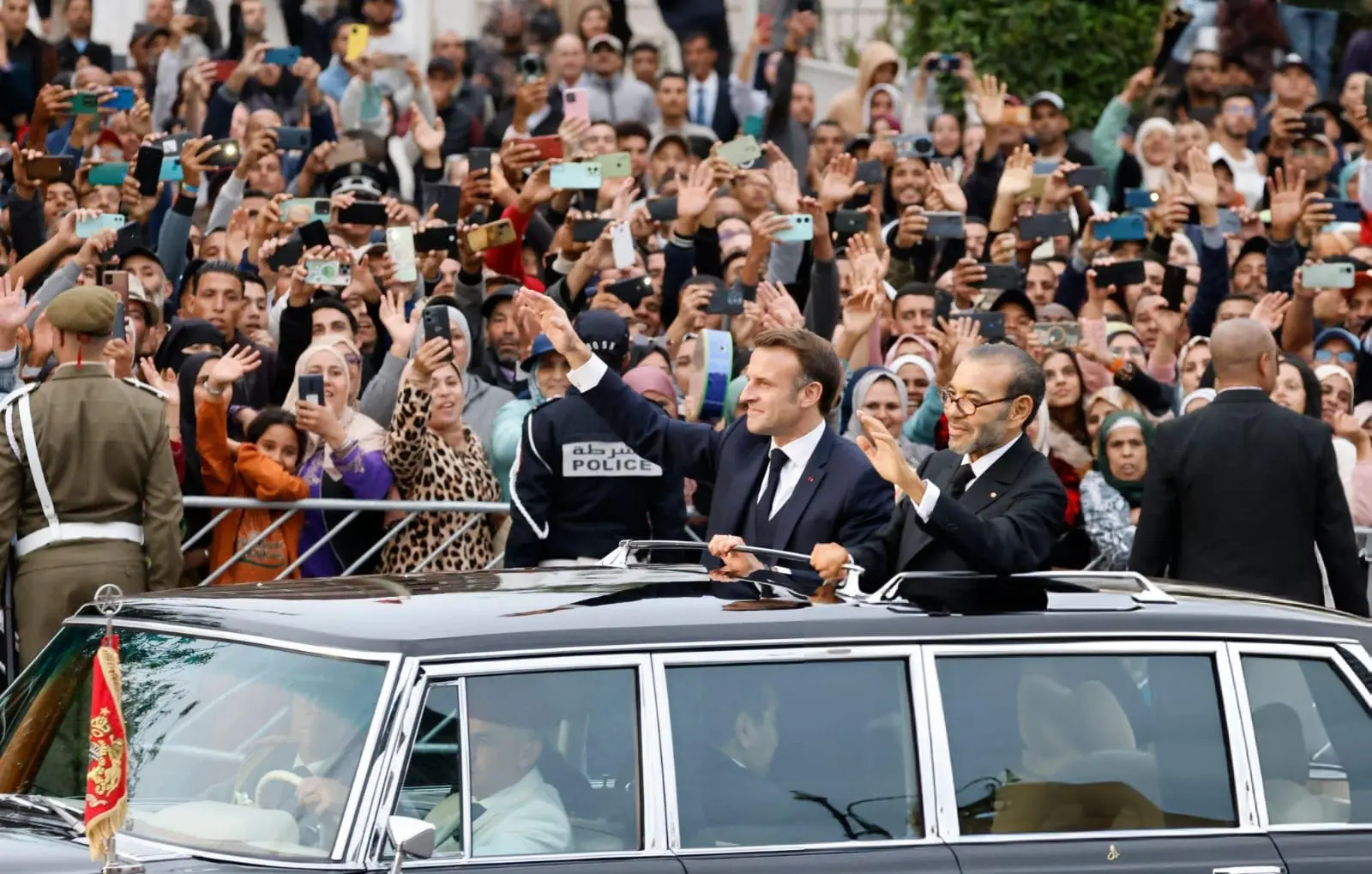 Les habitants des villes de Rabat et Salé accueillent joyeusement le président Emmanuel Macron