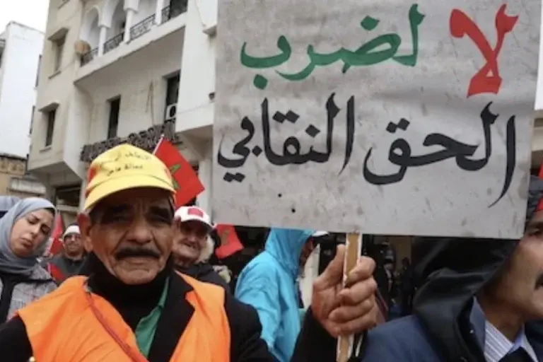 Les syndicats organisent une manifestation devant le Parlement pour protester contre le projet de loi sur la grève