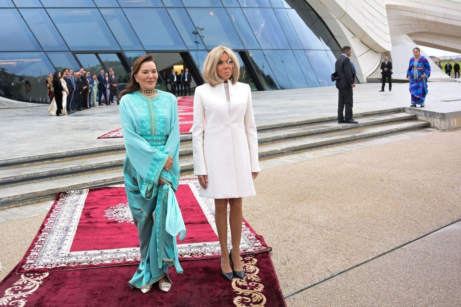 Officiellement… La Princesse Lalla Hasnaa, accompagnée de Brigitte Macron, inaugure le Théâtre Royal de Rabat