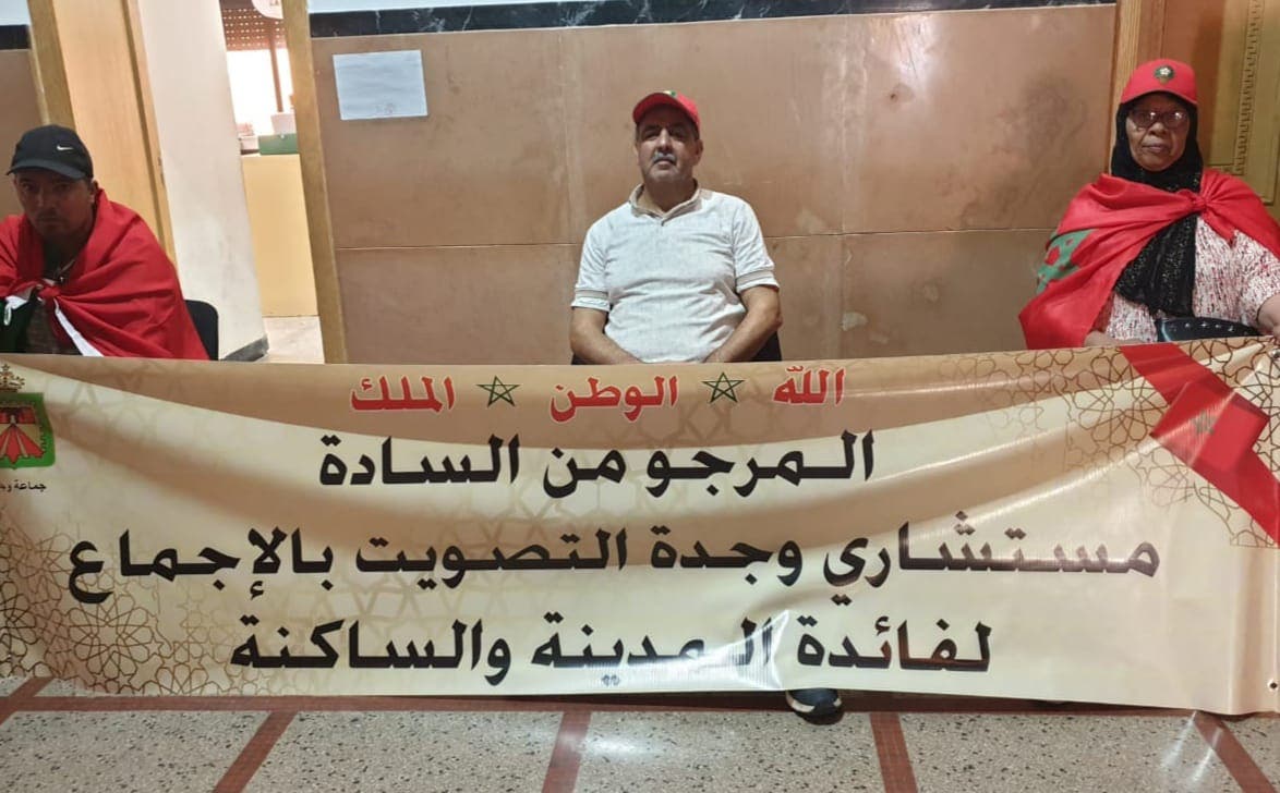 Oujda.. Un citoyen manifeste avec une banderole appelant les conseillers à voter sur les points de la séance