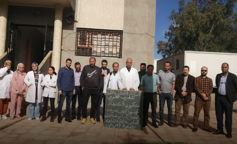 Plus de 50 étudiants dans le département. Des professeurs de lycée dans la banlieue d'Al-Bayda manifestent contre la surpopulation